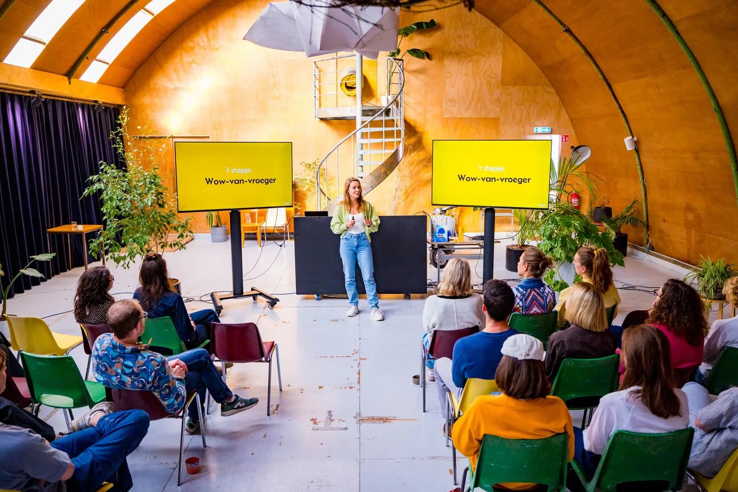 Anke van den Bos speaking to a large audience